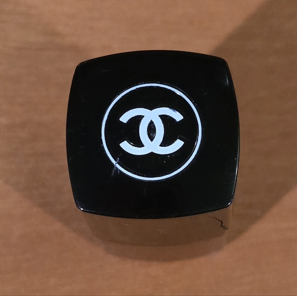 CHANEL Le Vernis Nail Color Vamp 18 - Shimmering Deep Burgundy - Picture 4 of 4